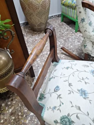 Mecedora costurera floral beige y azul