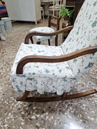 Mecedora costurera floral beige y azul