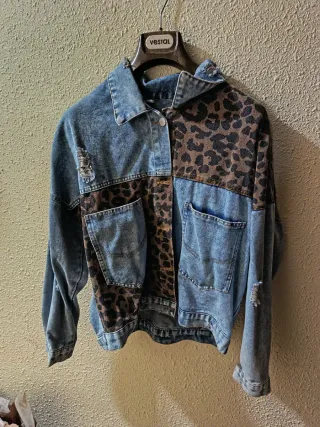 Chaqueta vaquera con estampado de leopardo