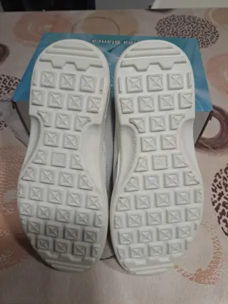 Zuecos seguridad SKARPPA blancos