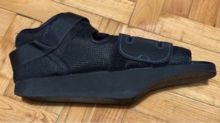 Zapato postquirúrgico tacón invertido.