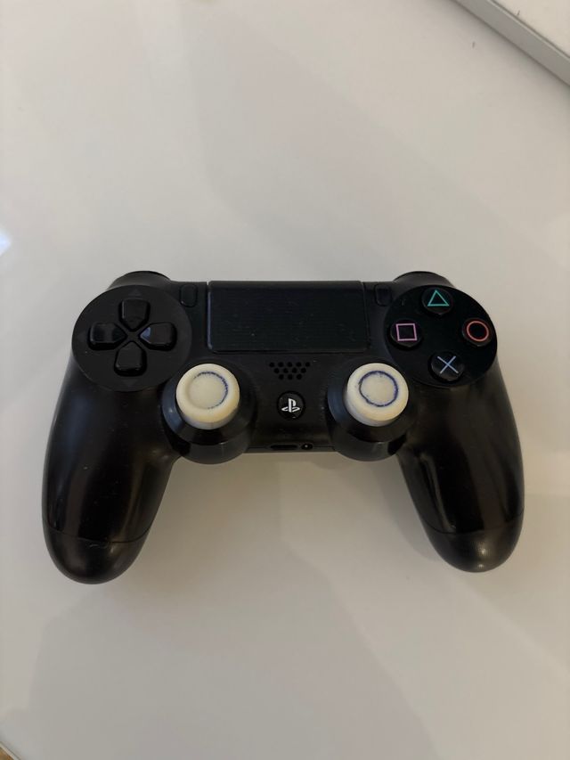 PS4 Slim 500GB Negra + 4 Juegos y mando