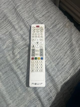 TV Nevir 40 + PS4 Cables Incluidos + 2 Mandos