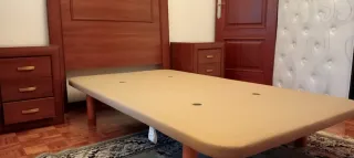 Cabezal de cama de madera marrón