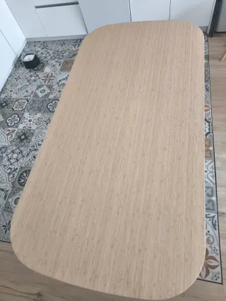 Mesa de comedor de madera clara