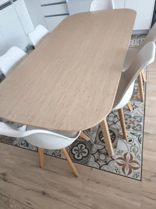 Mesa de comedor de madera clara