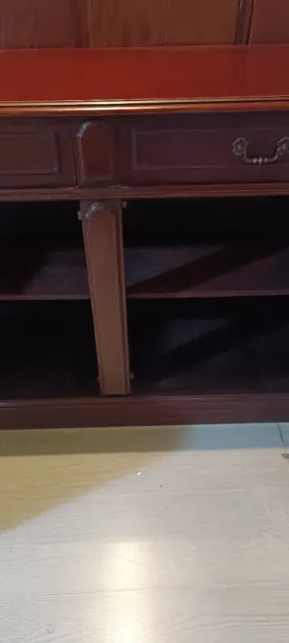 Canterano de madera maciza rojiza, estilo clásico