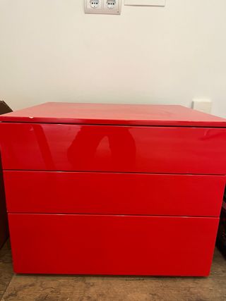 Cajonera roja de plástico