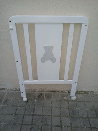Cuna de bebé blanca con osito