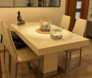 Mesa de comedor moderna blanca y sillas