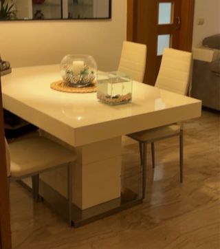 Mesa de comedor moderna blanca y sillas