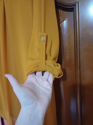 Camisa mostaza con lazo negro