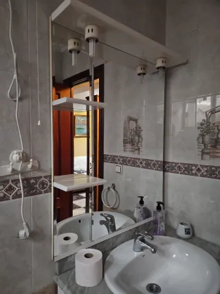 Espejo de baño con repisa y luz