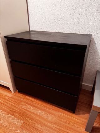 Cómoda de madera oscura 3 cajones