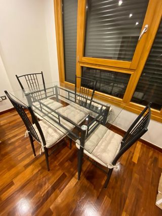 Mesa de cristal con 4 sillas