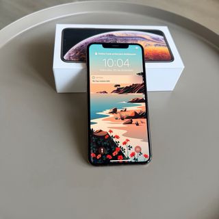 2 iPhone: 12 Pro Max Dorado y iPhone XS Max Dorado