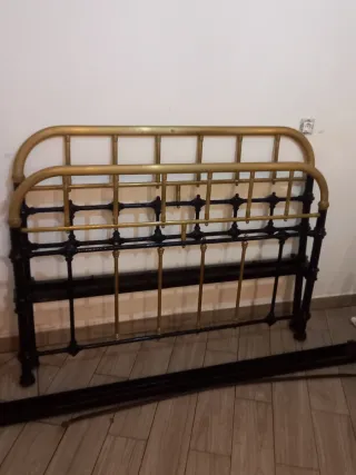 Cama antigua forja y latón