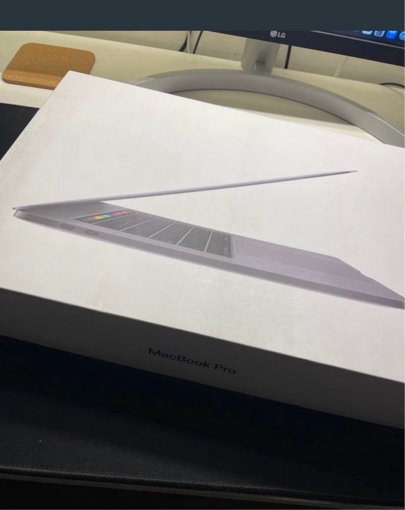 MacBook Pro 2018 i7 Plata Touchbar y touch id afbeelding 4
