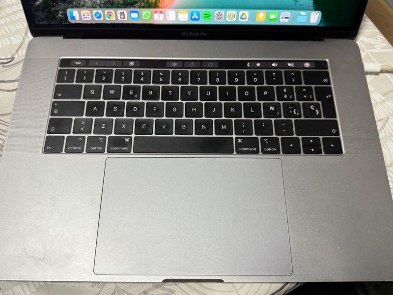 MacBook Pro 2018 i7 Plata Touchbar y touch id afbeelding 9