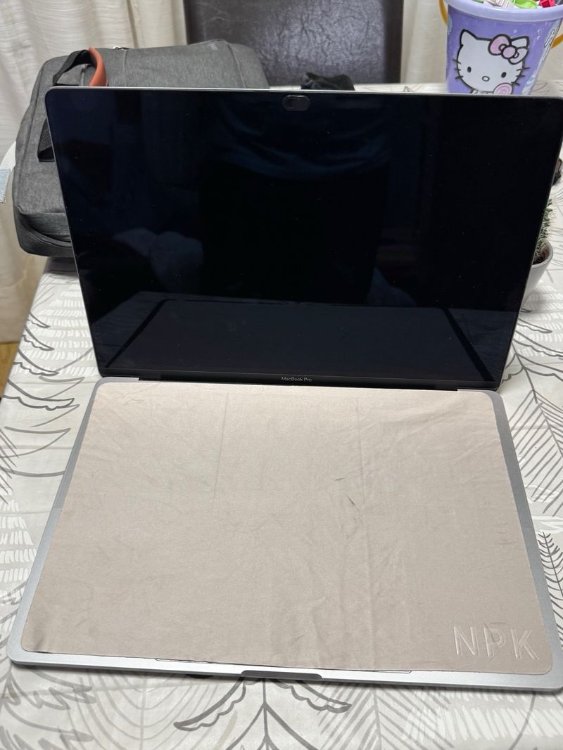 MacBook Pro 2018 i7 Plata Touchbar y touch id afbeelding 2