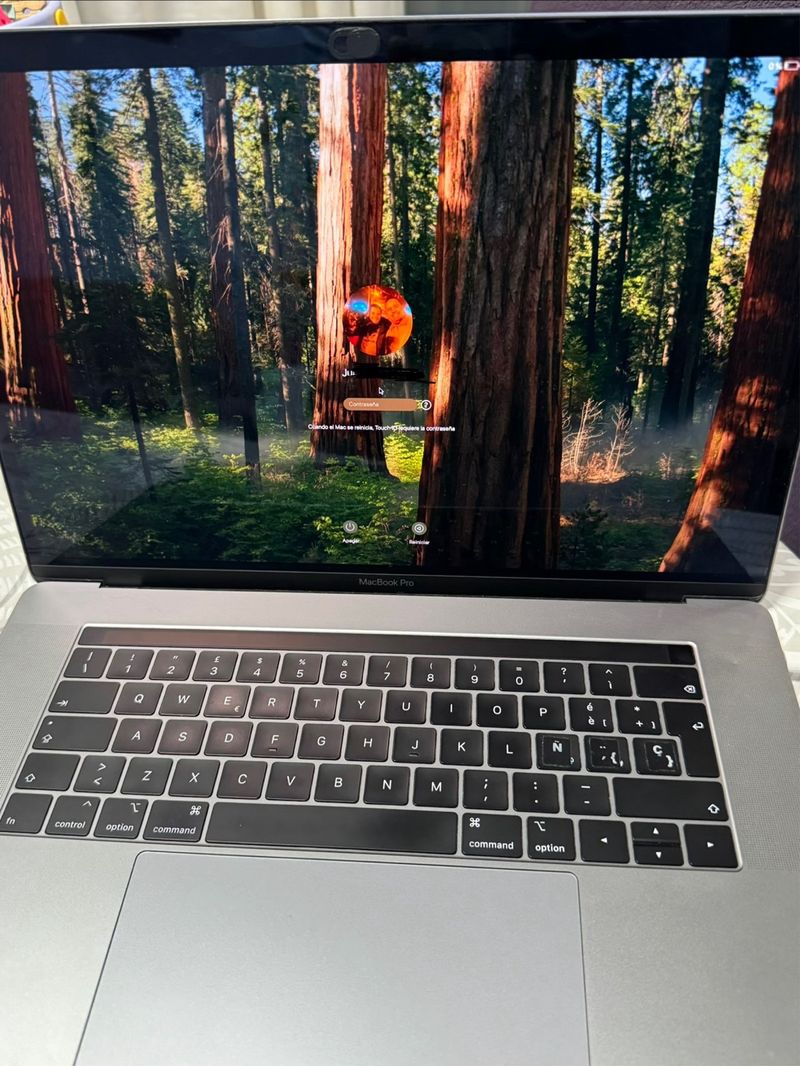 MacBook Pro 2018 i7 Plata Touchbar y touch id