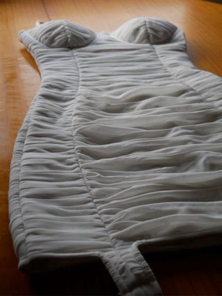 Vestido de lujo blanco con fruncidos