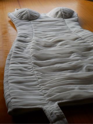 Vestido de lujo blanco con fruncidos