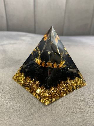 Piramide di Orgonite, Ossidiana Nera con Loto