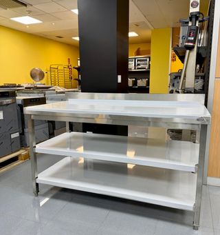 Mesa de acero inoxidable con 3 estantes