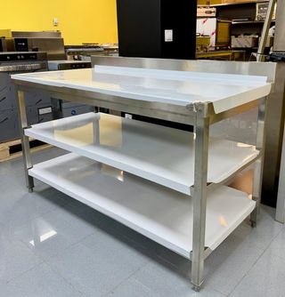 Mesa de acero inoxidable con 3 estantes