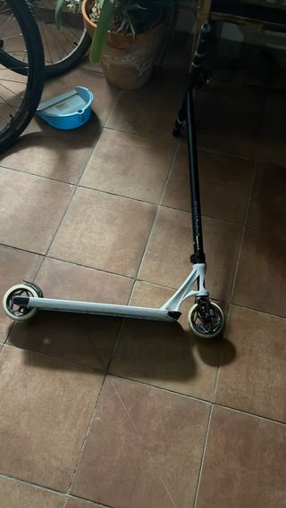 Patinete blanco con diseño hexagonal