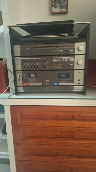 Impianto audio vintage Philips con giradischi, radio e doppio lettore cassette