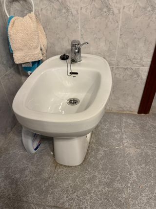 Bidé blanco con grifo monomando