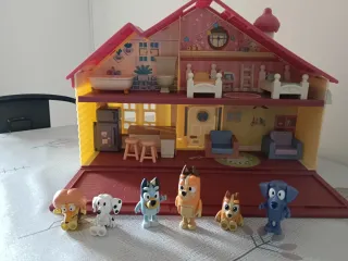 Casita de Bluey con figuras