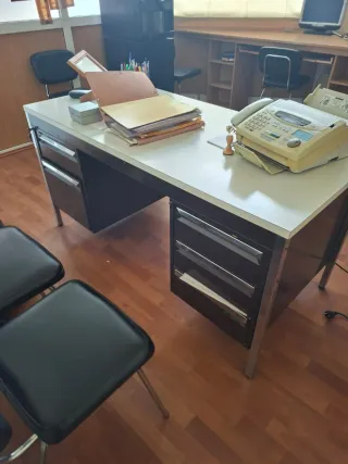 Mesa de oficina de acero con cajones