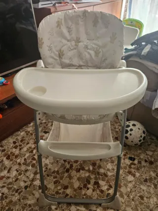 Trona de bebé con funda de ositos.