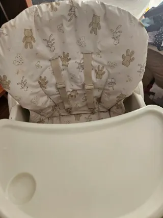 Trona de bebé con funda de ositos.