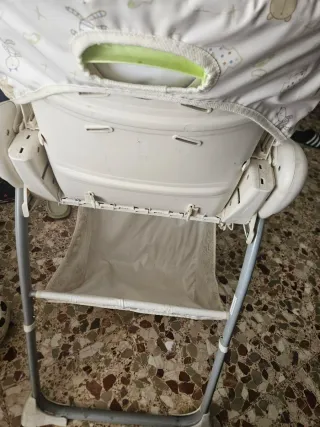 Trona de bebé con funda de ositos.