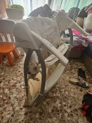 Trona de bebé con funda de ositos.