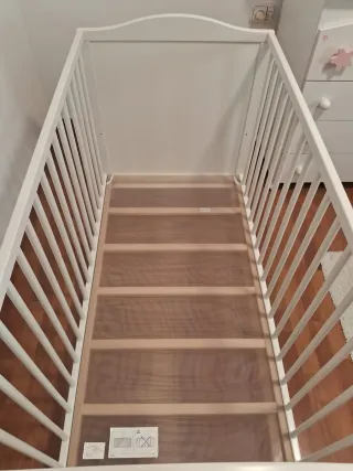 Cuna de bebé blanca