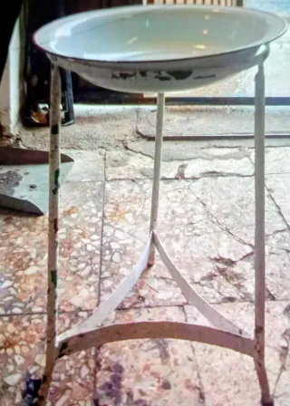 Lavabo antiguo esmaltado con soporte