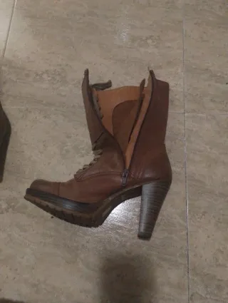 Botas Mustang marrones con hebilla