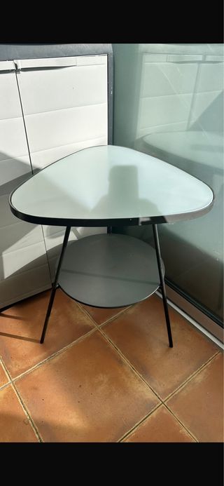 Mesa auxiliar cristal y metal negra