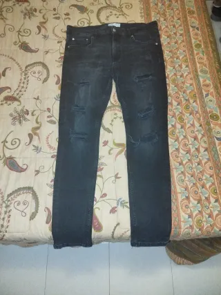 Pantalones vaqueros negros rasgados