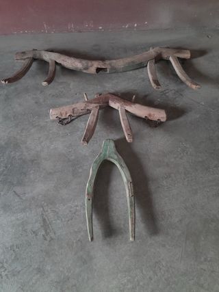 Yugos de labranza antiguos de madera