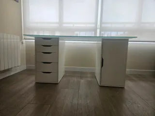Escritorio Ikea Cristal y Cajoneras Blancas