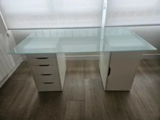 Escritorio Ikea Cristal y Cajoneras Blancas