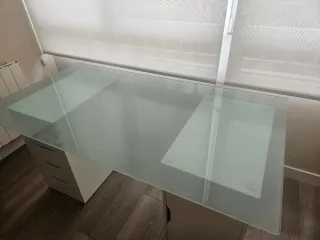 Escritorio Ikea Cristal y Cajoneras Blancas