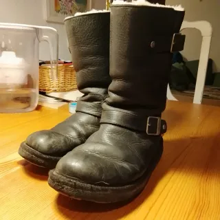 Botas UGG Negras con Hebillas