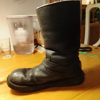 Botas UGG Negras con Hebillas